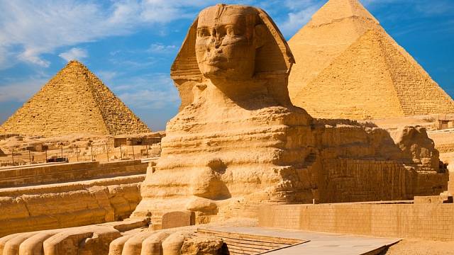 Záhadná sfinga u pyramid v Gíze