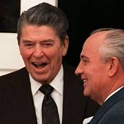 Ronald Reagan a Michail Gorbačov se uměli společně zasmát.