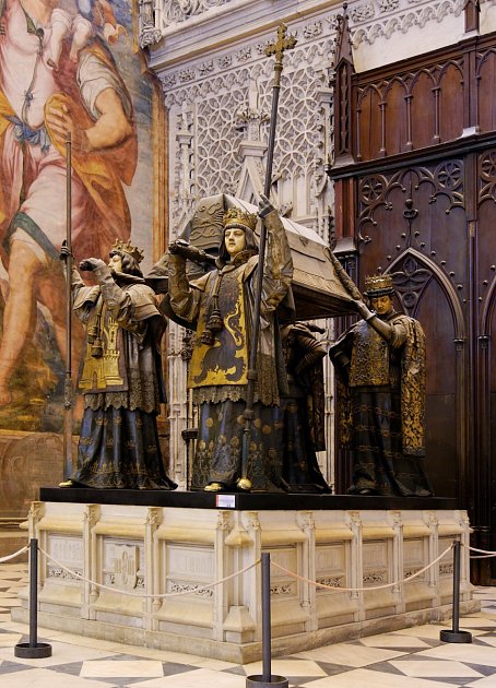 Kolumbův náhrobek v Katedrále Panny Marie v Seville; tumbu nesou králové Kastilie, Leónu, Aragonie a Navarry.