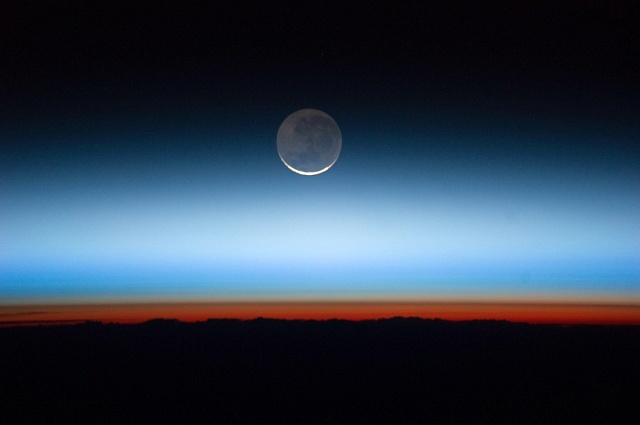 Popelavý svit Měsíce je způsoben odrazem světla od Země.