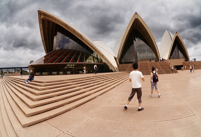 Prostranství před hlavním vchodem Opery v Sydney.