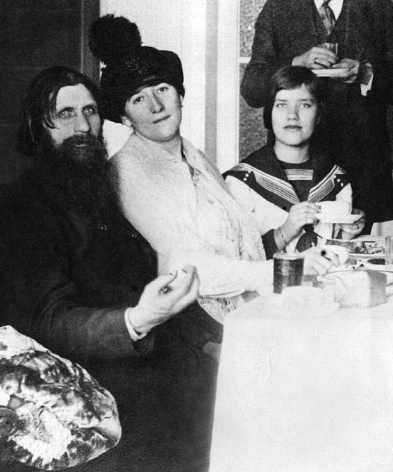 Rasputin s manželkou a dcerou Marií