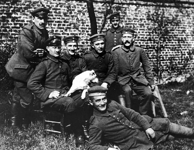 Hitler (zcela vpravo, sedící) se svými spolubojovníky z bavorského záložního pěšího pluku 16 (asi 1914–1818).