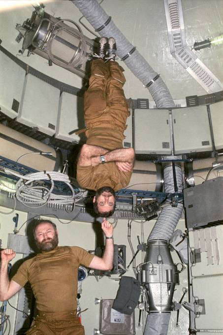 Astronaut Gerald P. Carr předvádí nulovou gravitaci