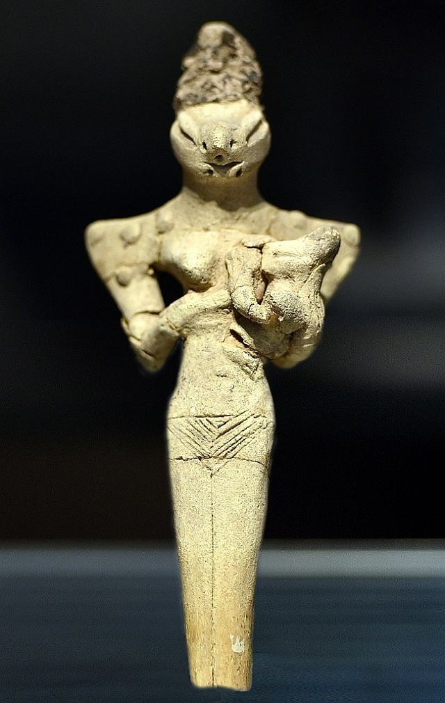 Ubajdská soška ještěří ženy kojící dítě.