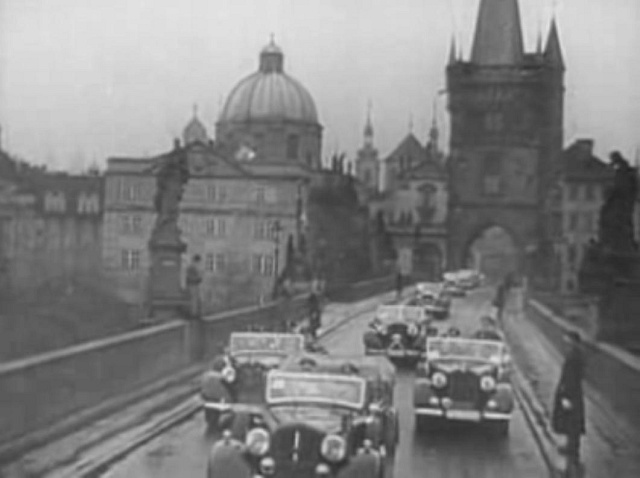 Hitlerův konvoj na Karlově mostě