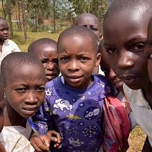 Kvalitní a dostupné vzdělání je jednou z cest z chudoby. Ta ohrožuje v Kongu až 65 % populace. Tito lidé žijí denně za méně než v přepočtu 25 korun. Pod 80 korun na den žije podle statistik 90 % populace.