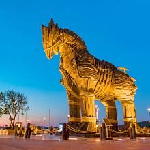 Kůň, který si "zahrál" v hollywoodském velkofilmu Troja z roku 2004, dnes stojí v tureckém městě Canakkale.