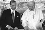 Papež Jan Pavel II. s českým prezidentem Václavem Havlem se významně zasloužili o sérii polistopadových gest lítosti katolíků nad Husovou smrtí.