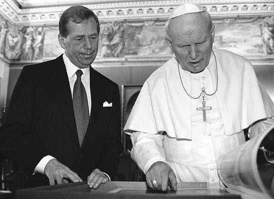 Papež Jan Pavel II. s českým prezidentem Václavem Havlem se významně zasloužili o sérii polistopadových gest lítosti katolíků nad Husovou smrtí.