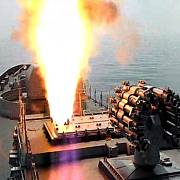 Fregata indického námořnictva INS Tabar odpaluje raketu Club