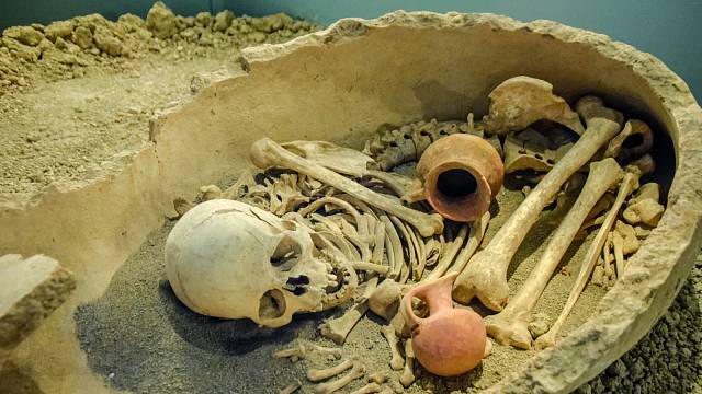 Muž a žena z doby bronzové byly nalezeni v kamenní nádobě. Žena byla pohřbena se šperky. Ilustrační foto.