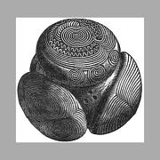 Výjimečně složitě zdobená koule z Towie v Aberdeenshire, datovaná do období 3200-2500 př. n. l.