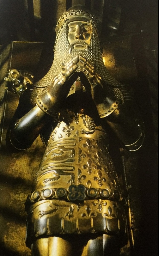 Kovová socha Černého prince na hrobce v Canterbury