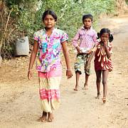 Mladé dívky v Indii ročně zameškají až 50 dnů školy kvůli tomu, že během menstruace zůstávají doma. 