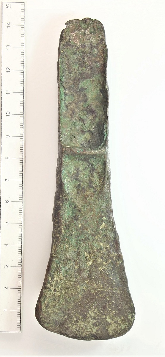 Palstave sekera ze střední doby bronzové (cca 1 600 až 1 400 př. n. l.), typického tvaru bez postranní smyčky s 'štítovitým' výliskem bezprostředně pod hřebenem zarážky.