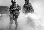 Vojáci se před bojovými plyny bránili maskou