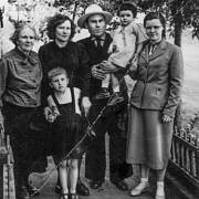 Elvíra (zcela vpravo) s příbuznými v roce 1958