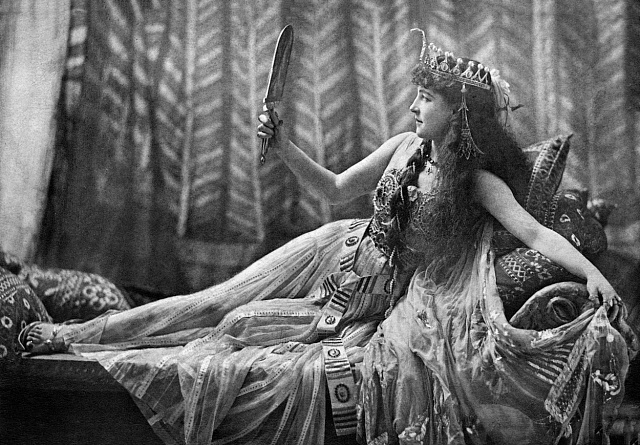 Herečka Lillie Langtry jako Kleopatra, 1891