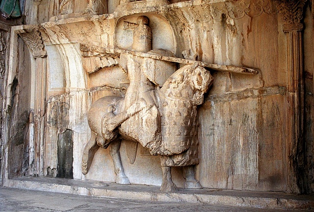 Socha sasanského katafraktu v Taq-e Bostan, Írán. Je to jedno z nejstarších zobrazení katafraktů.