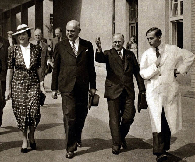 Milada Horáková a Alois Štůla (druhý zleva) doprovázejí britského ministra zdravotnictví v Masarykových domovech, 1937.
