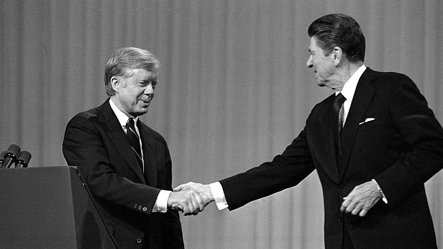 Ačkoli se Ronald Reagan (vpravo) během kampaně roku 1980 vymezoval proti Jimmy Carterovi jako ostrý jestřáb, nakonec byla jeho éra pro USA i pro svět požehnáním