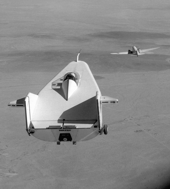 NASA testovala nejrůznější letecké stroje. Na snímku M2-F1 bez křídel, které mělo sloužit jako přistávací modul při návratu do atmosféry.