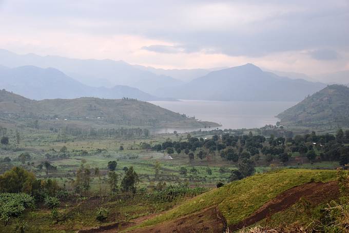Provincie Jižní Kivu se nachází na východě DR Kongo u hranic se Rwandou. Její centrum, město Bukavu, je od metropole Kinshasy vzdálené přes 2000 kilometrů.