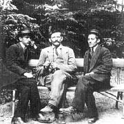 Gavrilo Princip (vpravo) na schůzce Mladé Bosny