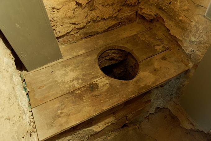 Středověká latrína, Piedmont, Itálie