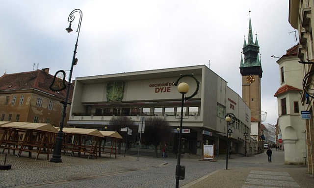 Obchodní centrum Dyje na náměstí ve Znojmě v sousedství radniční věže je výmluvnou ukázkou komunistické estetiky.