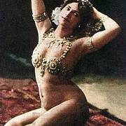 Obnažené taneční kreace Maty Hari v roce 1910 vzbuzovaly v Paříži frenetické nadšení zejména mužské části populace.