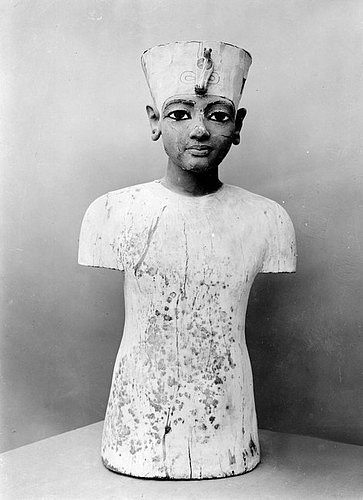 Howard Carter objevil Tutanchamonovu hrobku v Údolí králů poblíž Luxoru v Egyptě v listopadu 1922