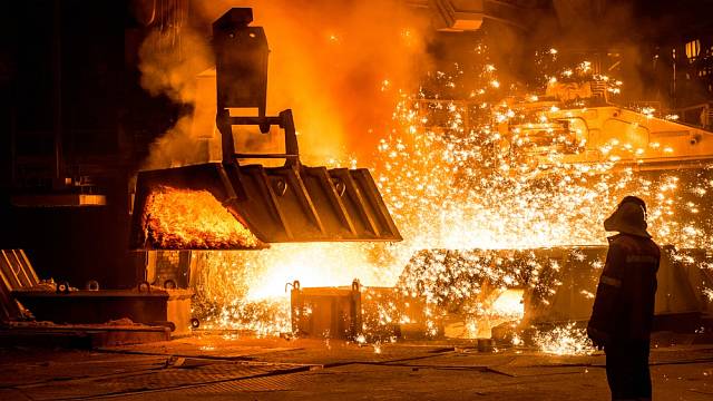I evropští oceláři mají důvod sami sebe považovat za oběti globalizace, které prohrávají v konkurenci s neférovou čínskou konkurencí.