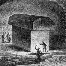 Obří schrány v egyptském serapeu v Sakkáře.