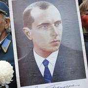 portrét Stepana Bandery a mladý ukrajinský nacionalista