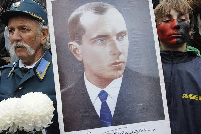 portrét Stepana Bandery a mladý ukrajinský nacionalista