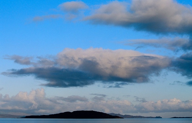 Za dobrého počasí je Eilean Mòr jen nepatrná skála patřící k Flannenským ostrovům.