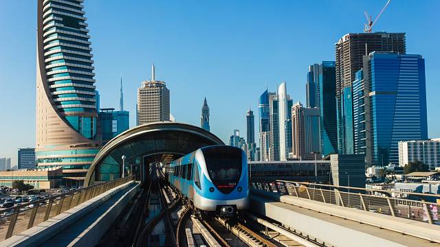 Plně automatizovaný vlak bez řidiče se v Dubaji prohání pod zemí i na speciálních mostech.