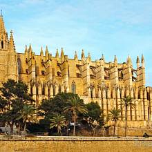 Katedrálu Panny Marie v Palmě de Mallorca zničilo roku 1851 zemětřesení, na její rekonstrukci v letech 1904 až 1914 se podílel Gaudí.