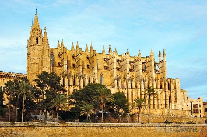 Katedrálu Panny Marie v Palmě de Mallorca zničilo roku 1851 zemětřesení, na její rekonstrukci v letech 1904 až 1914 se podílel Gaudí.
