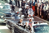 John F. Kennedy s manželkou Jacqueline při průjezdu Dallasem chvíli před atentátem