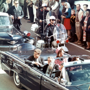 John F. Kennedy s manželkou Jacqueline při průjezdu Dallasem chvíli před atentátem
