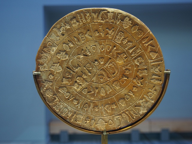 Strana B Faistova disku, jak je vystaven v Archeologickém muzeu v Heraklionu po renovaci v roce 2014.