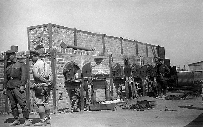 Rudoarmějci zkoumají kremační pece v táboře Majdanek.