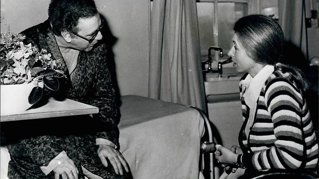 Princezna Anna při návštěvě novináře Briana McConnella v nemocnici, kde byl hospitalizován se střelným zraněním, které utrpěl, když ji bránil
