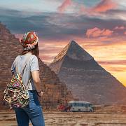 Pyramidy v Gíze jsou jednou z nejlákavějších turistických atrakcí