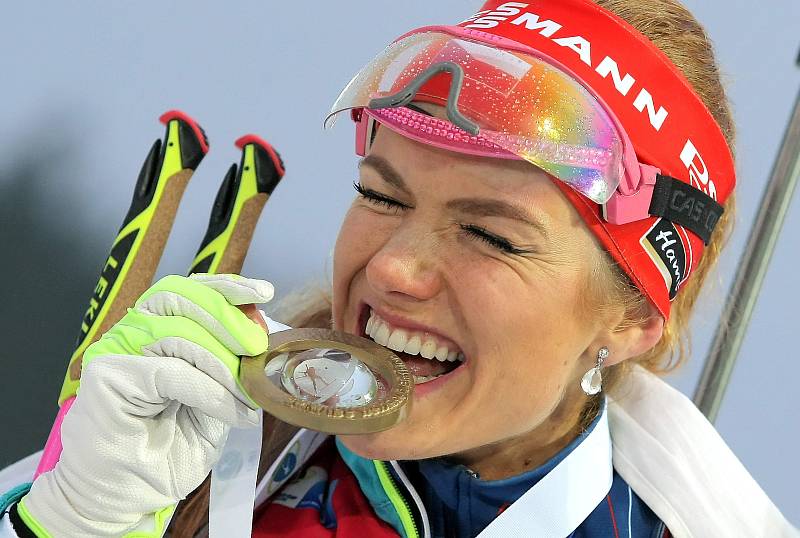 Událost č. 2 roku 2016: Gabriela Soukalová ovládla Světový pohár v Biatlonu (a vzala si Petra Koukala).