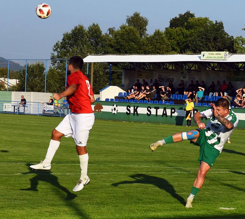 Fotbalisté Vilémova (pruhované dresy) doma prohráli s Kadaní 1:3.