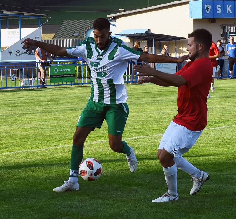 Fotbalisté Vilémova (pruhované dresy) doma prohráli s Kadaní 1:3.